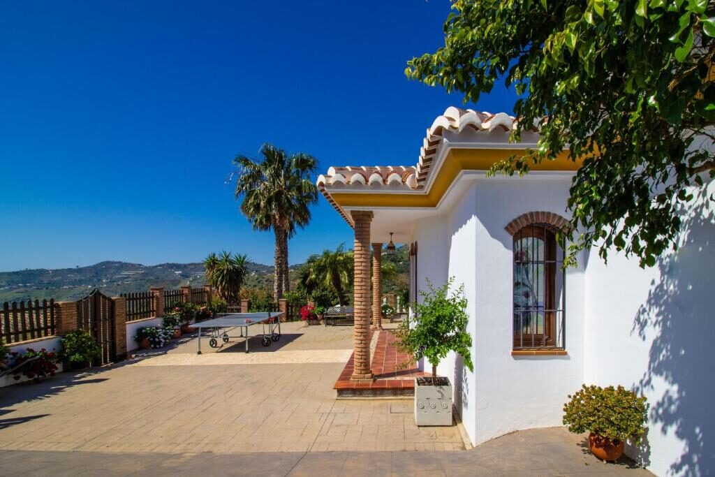 Außenansicht der Finca mit Palme und Terrasse