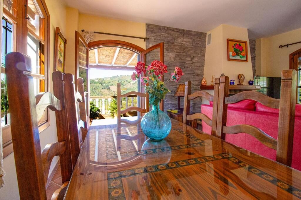 Gedeckter Esstisch mit Zugang zur Terrasse