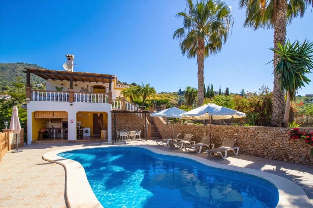 Pool mit Blick auf die Finca und Palmen