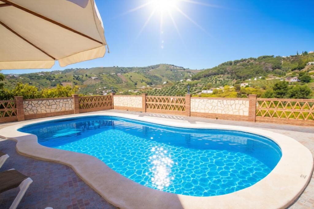 Pool mit Sonnenschirm im Nahblick