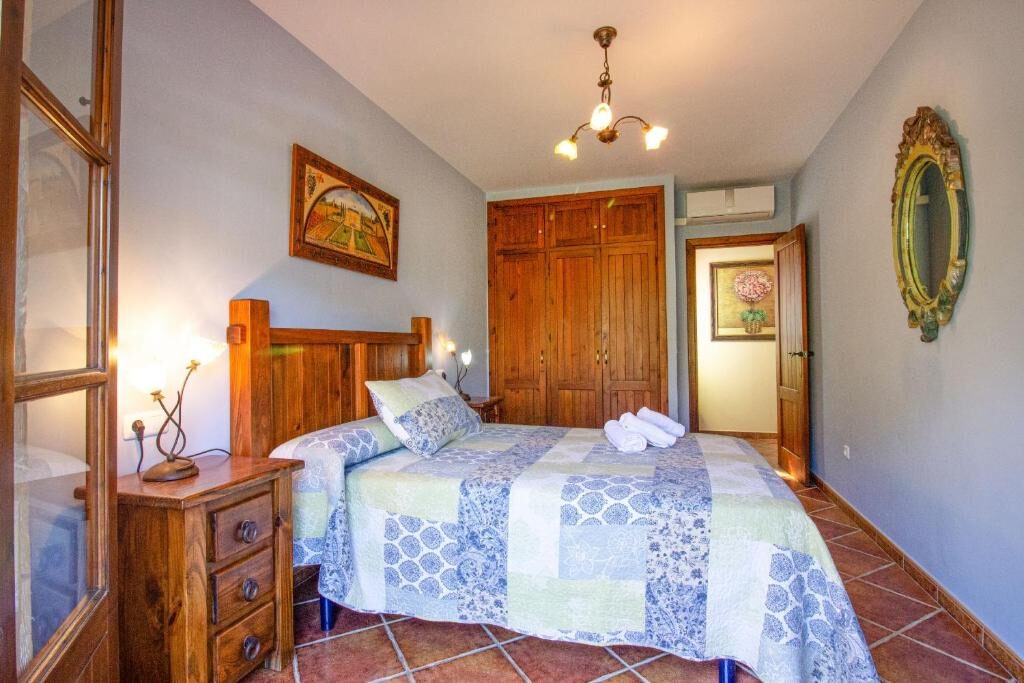 Schlafzimmer in Blautönen mit Doppelbett