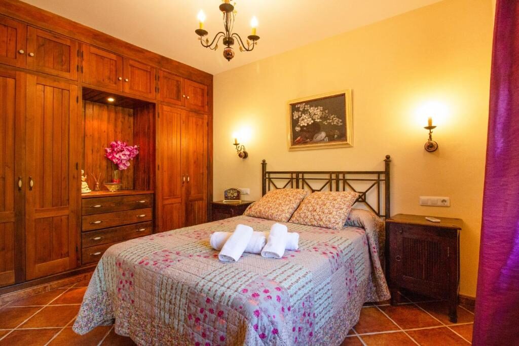 Schlafzimmer in warmen Farbtönen