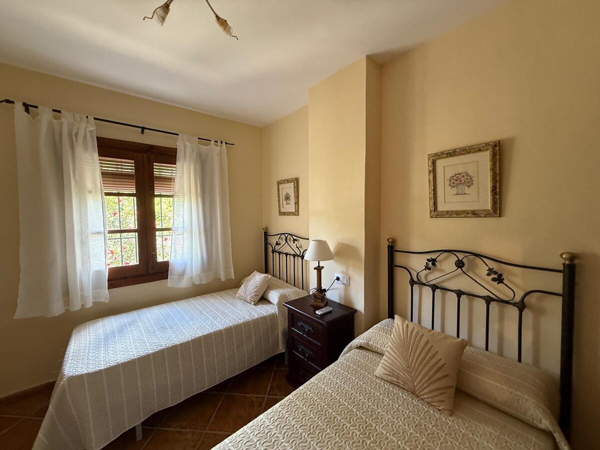 Schlafzimmer mit zwei Einzelbetten